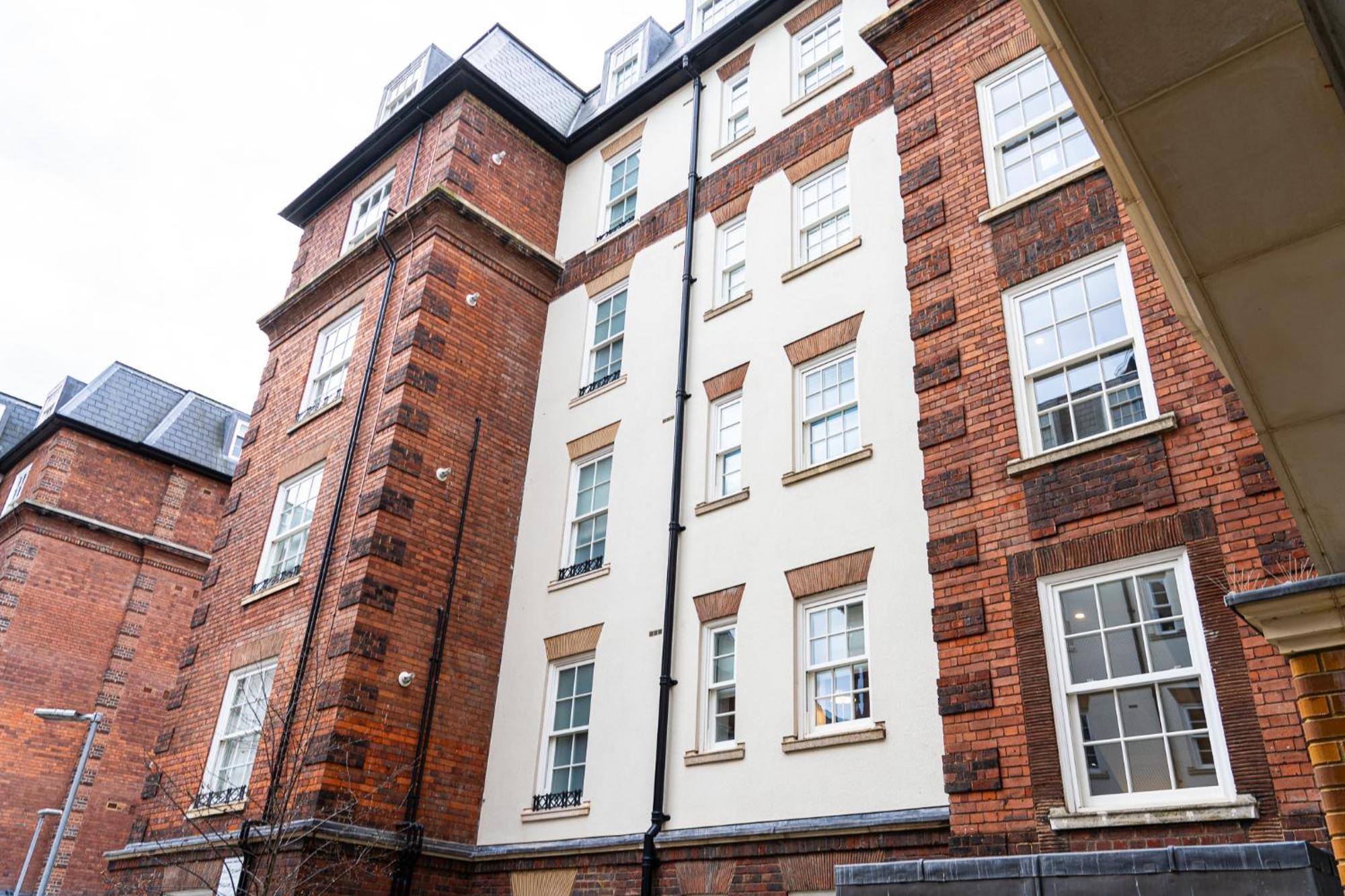 Modern 2-bedroom, 2-bathroom In West Kensington Appartamento Londra