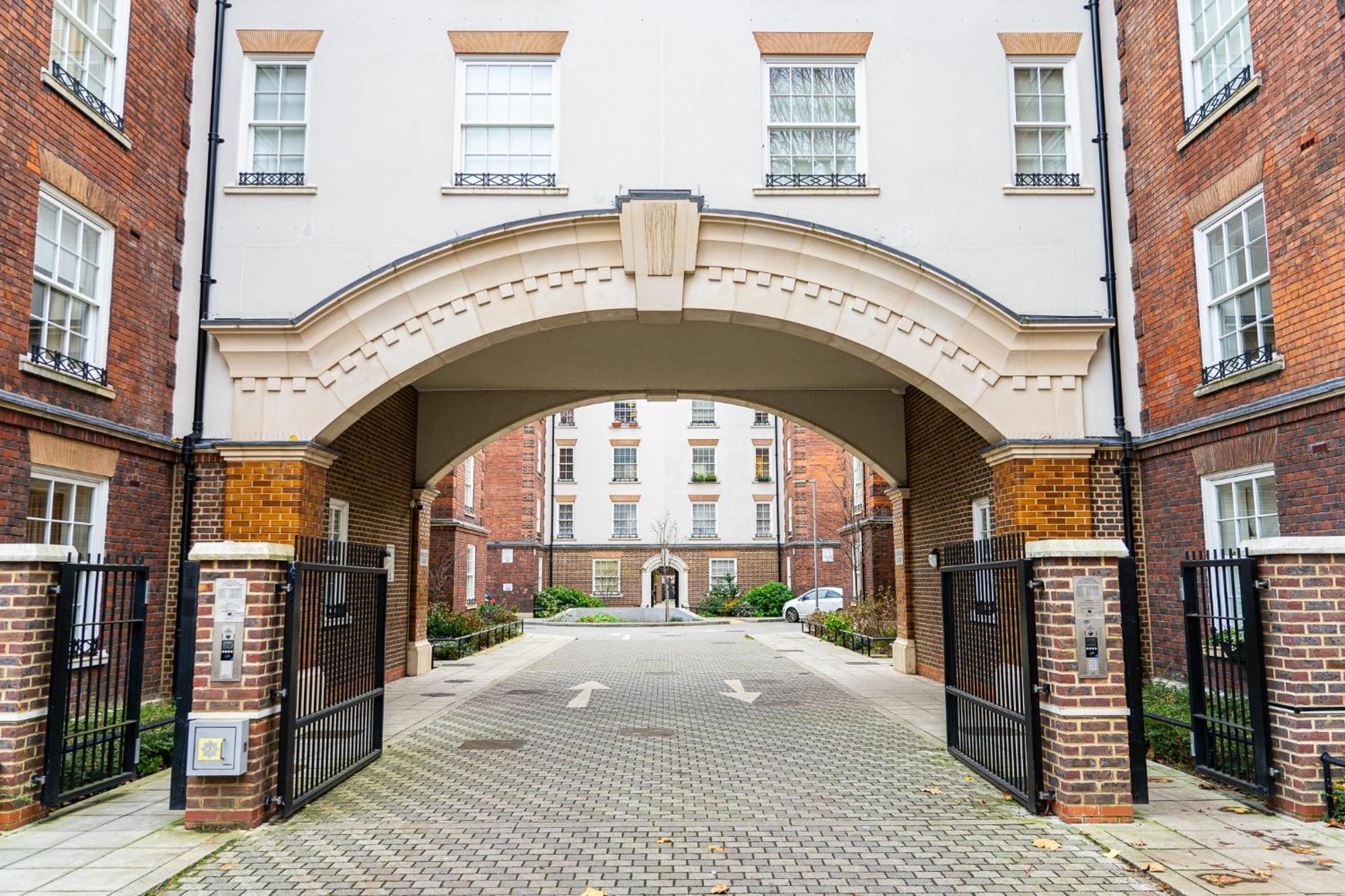 Modern 2-bedroom, 2-bathroom In West Kensington Londra