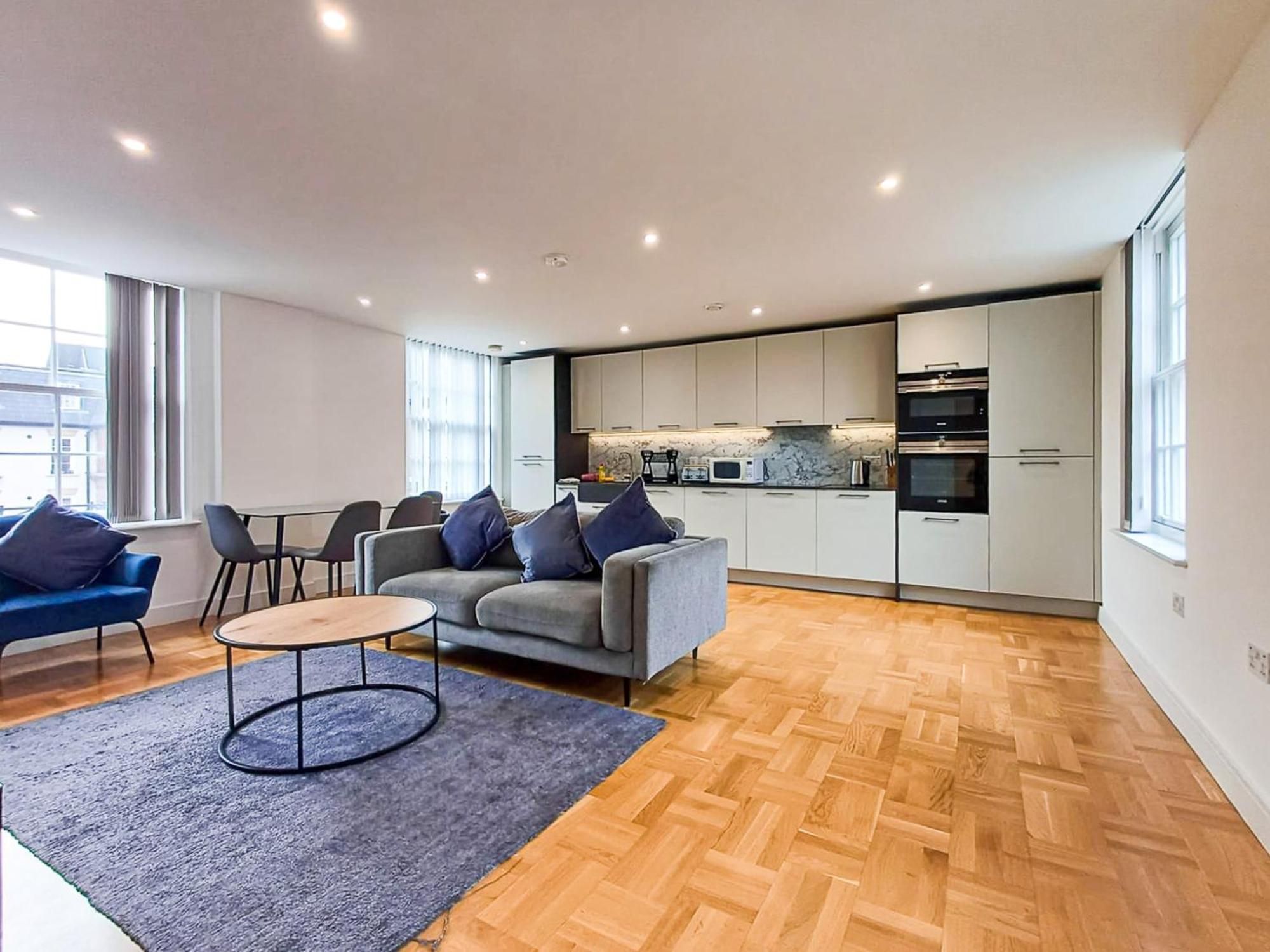 Modern 2-bedroom, 2-bathroom In West Kensington * Londra
