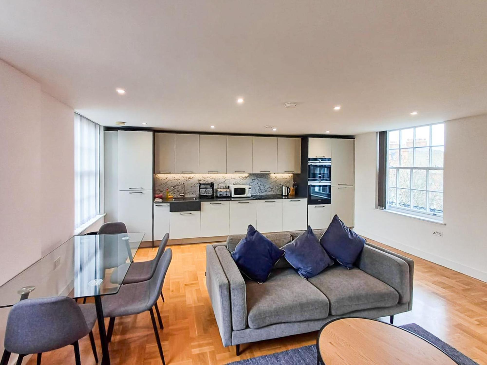 Modern 2-bedroom, 2-bathroom In West Kensington Appartamento Londra