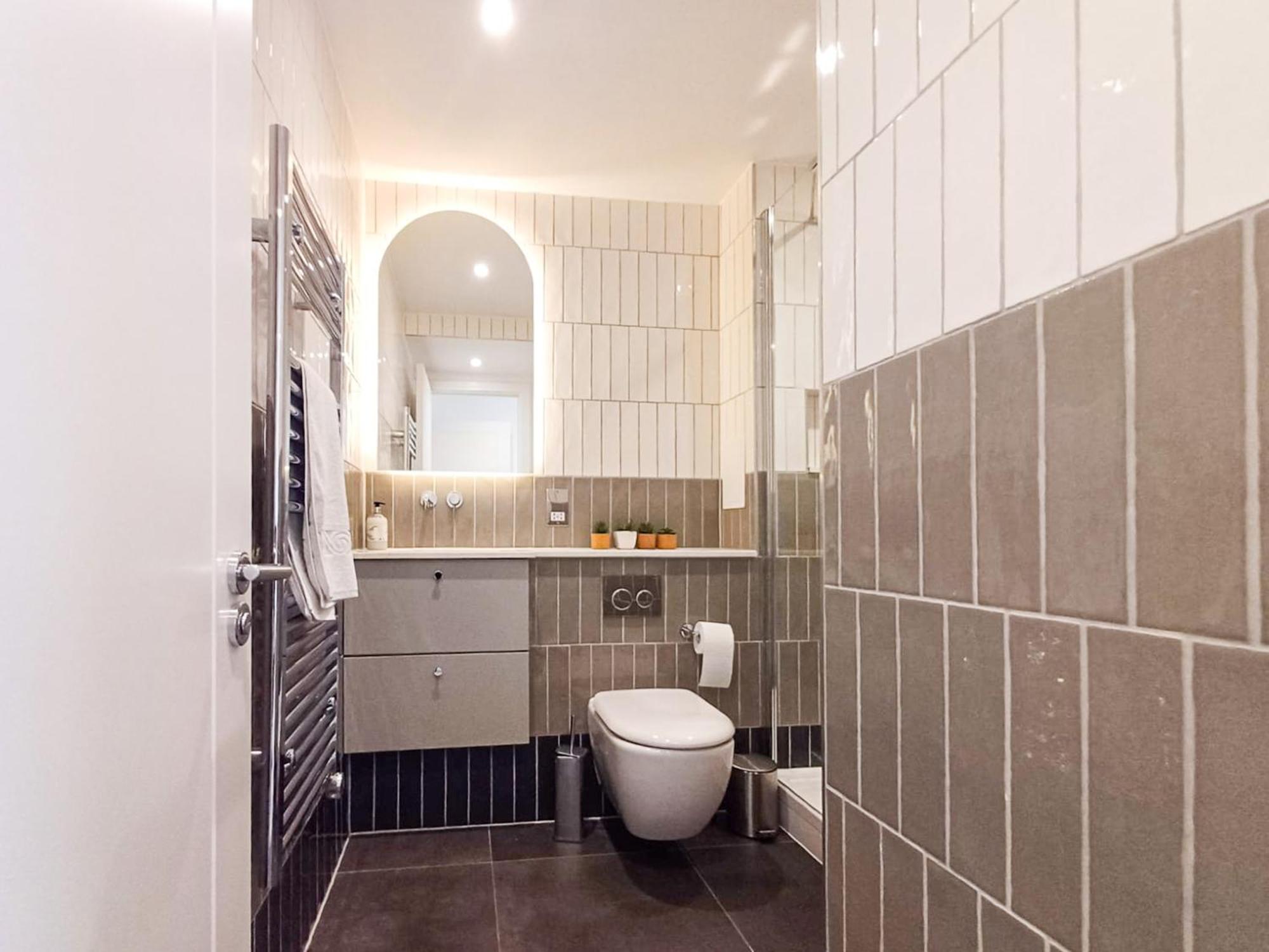 Modern 2-bedroom, 2-bathroom In West Kensington Appartamento