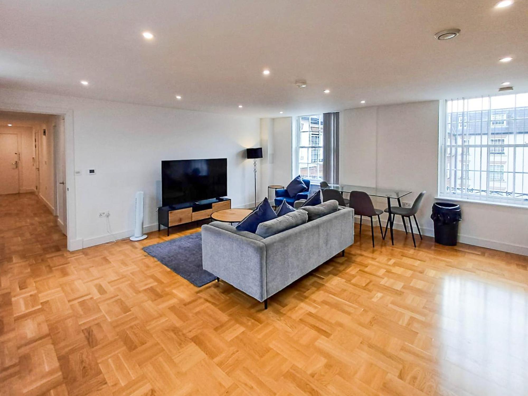 Modern 2-bedroom, 2-bathroom In West Kensington Londra