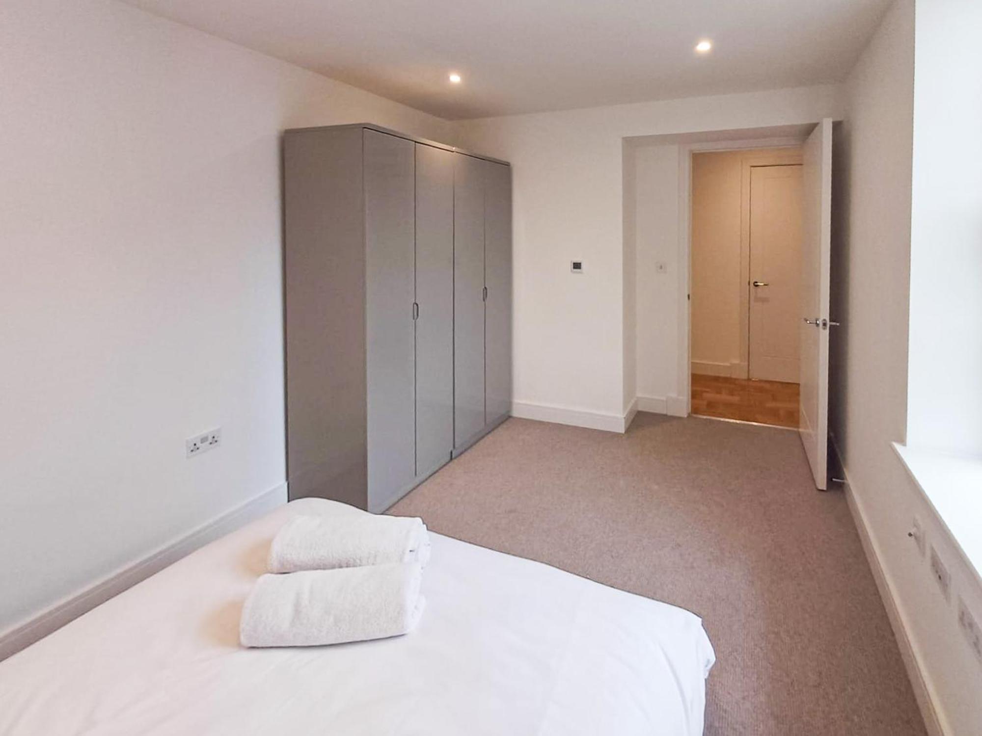 Modern 2-bedroom, 2-bathroom In West Kensington * Londra